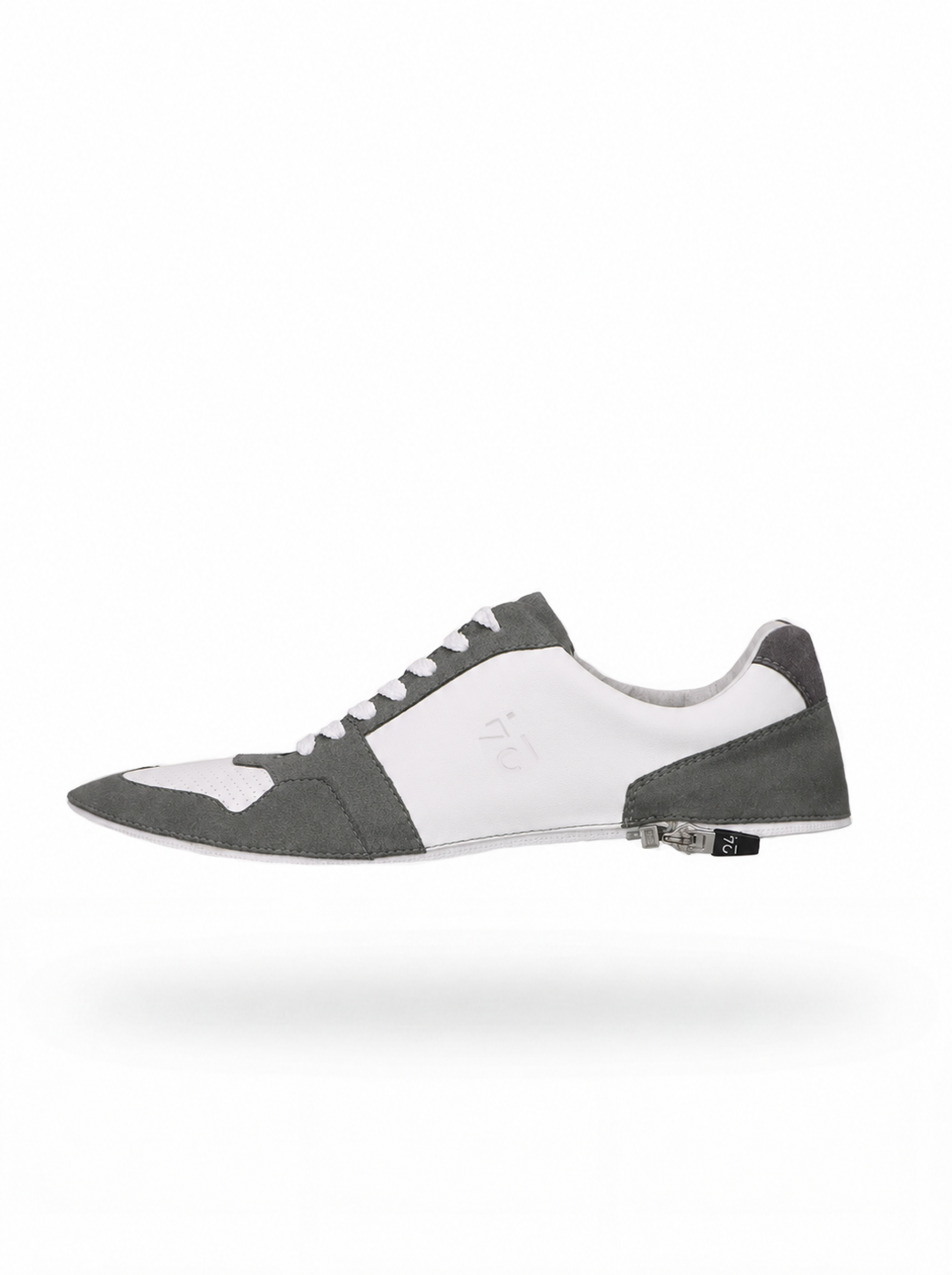 Freigestellte seitliche Produktansicht des wechselbaren 24couture Ascend Uppers in White und Stone Green, einem gedeckten Graugrün, mit weißer Schnürung und sichtbarem Reißverschluss.
